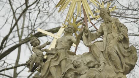 Statue-In-Nagykanizsa,-Ungarn-Kamera-Bewegt-Sich-Langsam-Nach-Oben