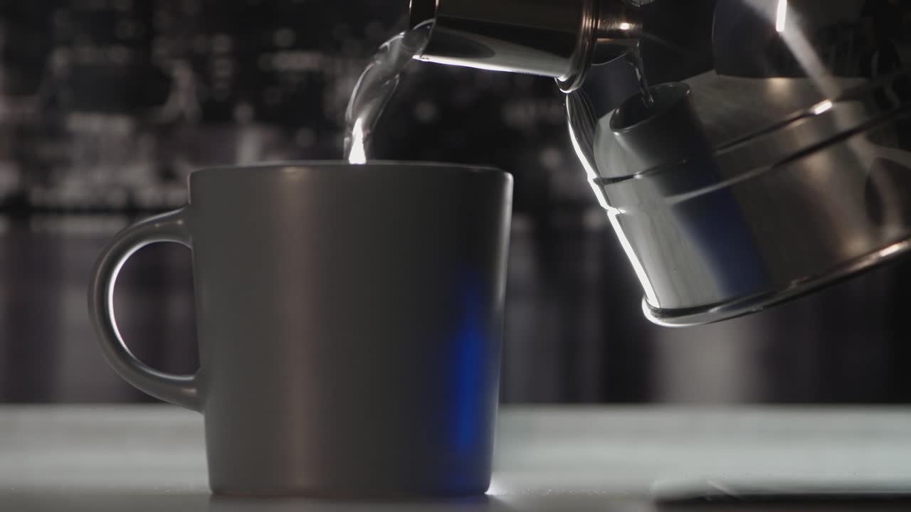 горячий кофе или чай с чайником