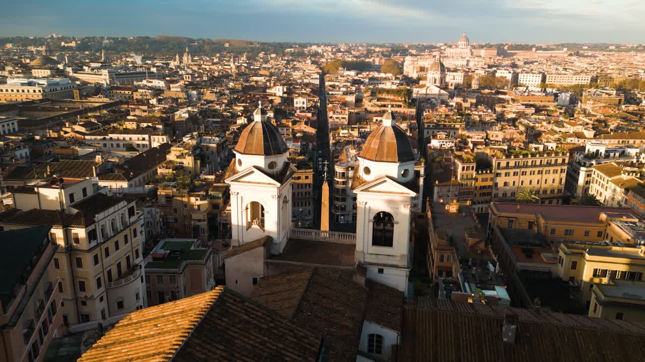 Drone flyr mellom kirketårn ved Piazza di Spagna.
