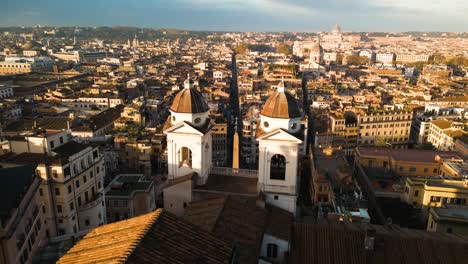 Drohne-Fliegt-Zwischen-Den-Glockentürmen-Der-Kirche-Auf-Der-Piazza-Di-Spagna