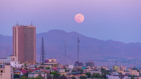 rosafarbener mondaufgang über dem berg in der landschaft der stadt teheran