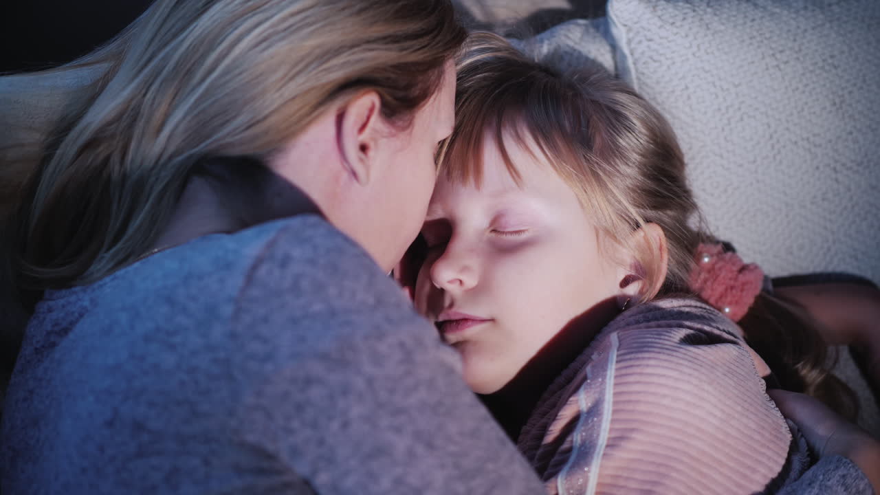Mamma dorme accanto al suo bambino