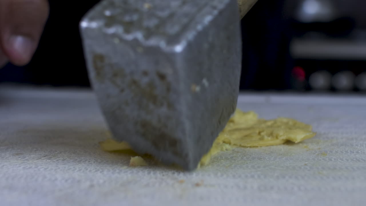 커팅 보드에 신선한 생강을 분쇄하는 데 사용되는 금속 연화제