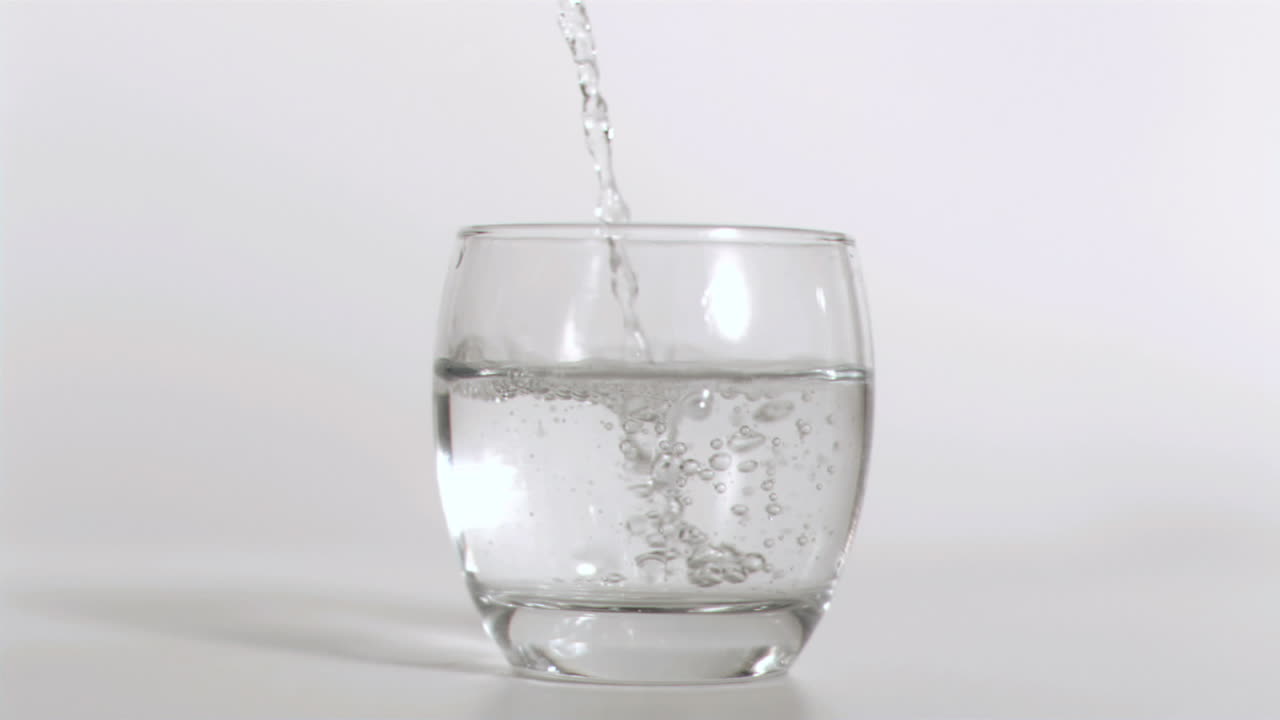 슈퍼 슬로 모션으로 물을 부어 넣는 것