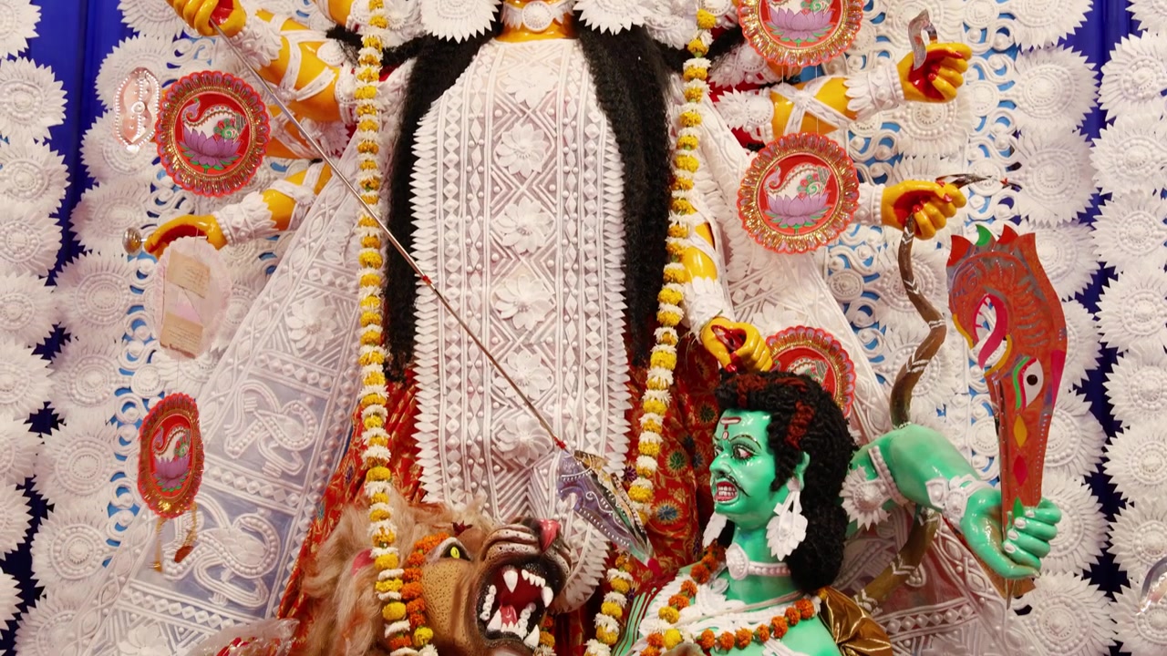 Jumalatar Durgan patsas koristeltuna perinteistä hindulaista Durga Puja dussehra -juhlaa varten.