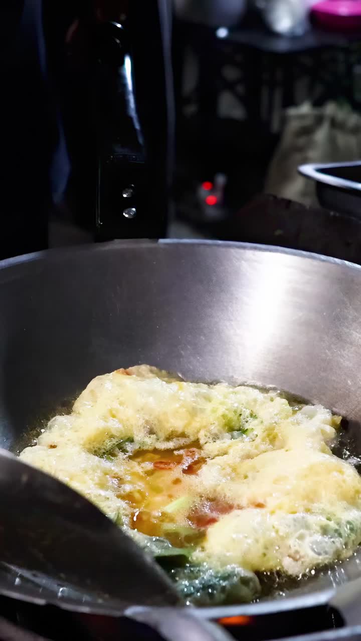 Cucinare una frittata in una bancarella di street food