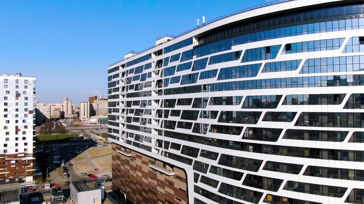 Edificio moderno de oficinas de vidrio curvo