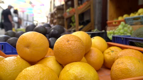 naranjas frescas vendiendo en el mercado frutas frescas