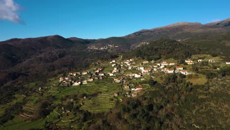 Antena-Panorámica-Del-Antiguo-Pueblo-De-Soajo-En-La-Ladera-De-La-Montaña-En-Arcos-De-Valdevez-Minho-Portugal,establecimiento-Aéreo