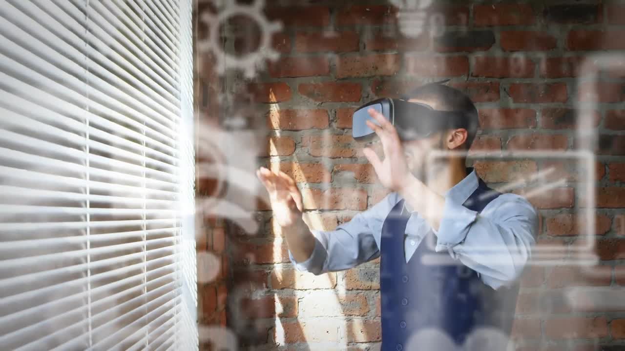 animación de iconos de redes sociales y procesamiento de datos sobre hombre de raza mixta que usa auriculares vr