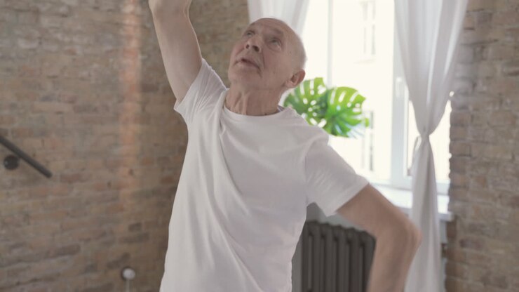 Uomo anziano che fa stretching ed esercizio a casa