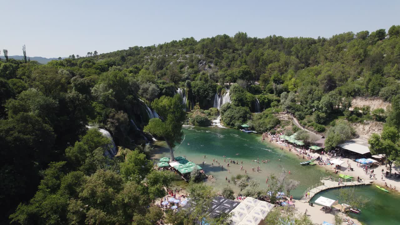 Cascata paradisiaca di Kravica in Bosnia ed Erzegovina, lago affollato, estate.