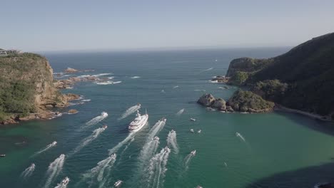 el yate m.v. katharine y los bienhechores pasan por el estrecho knysna y se dirigen al mar.