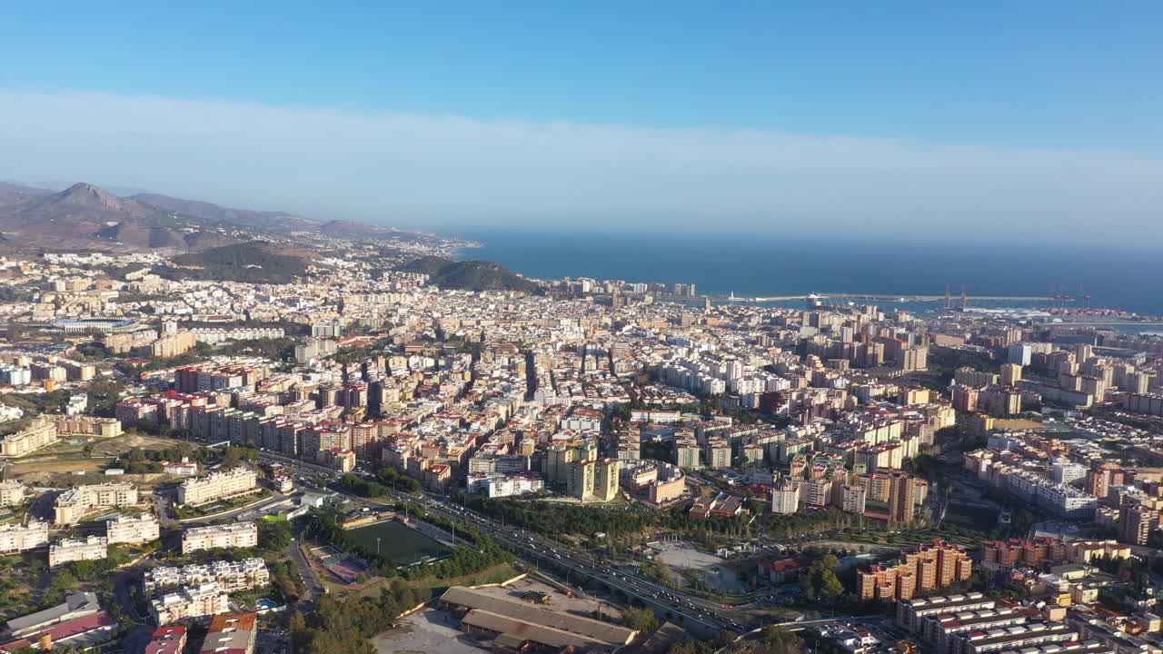 Malaga, ripresa aerea dal quartiere nord durante il tramonto, Spagna