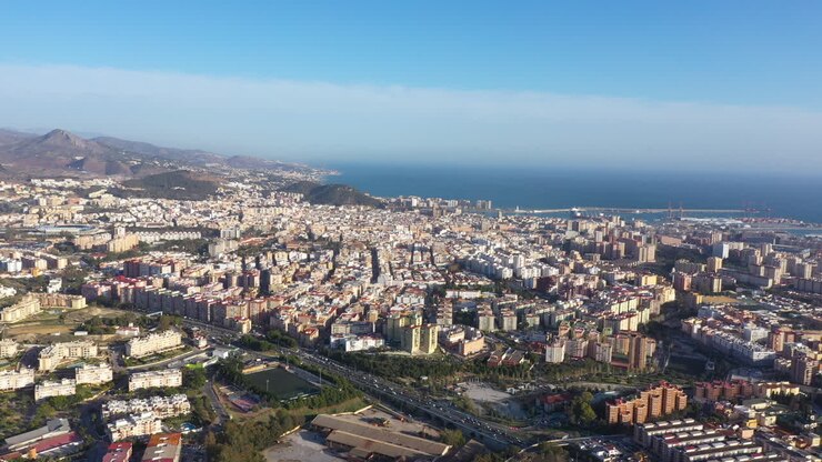 malaga tomada aérea desde el vecindario norte durante el atardecer en españa