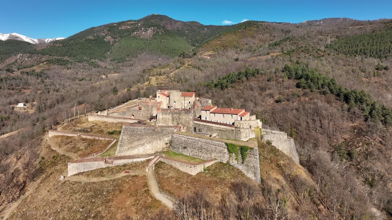 una vista aérea que muestra la presencia dominante de fort lagarde.