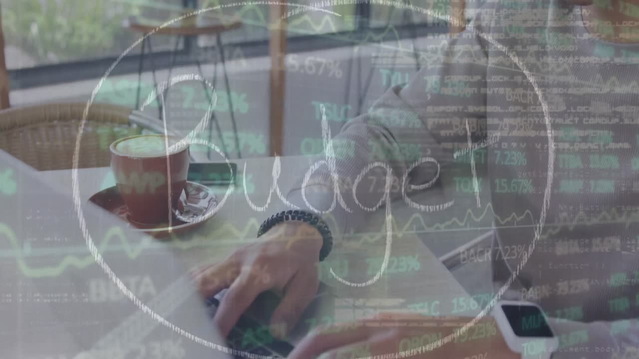 노트북을 사용하는 백인 남성에 대한 금융 데이터 처리 및 예산 텍스트의 애니메이션