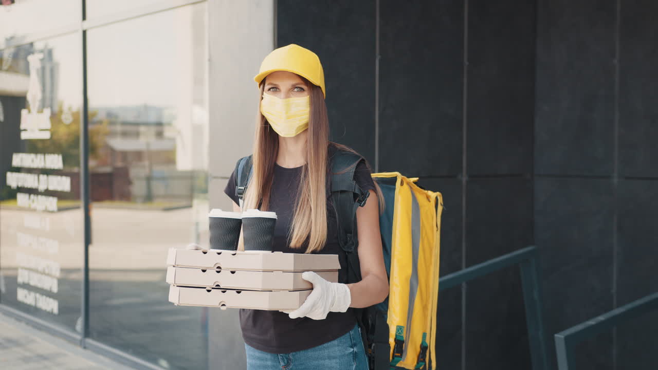 persona de entrega de comida con pizza y café