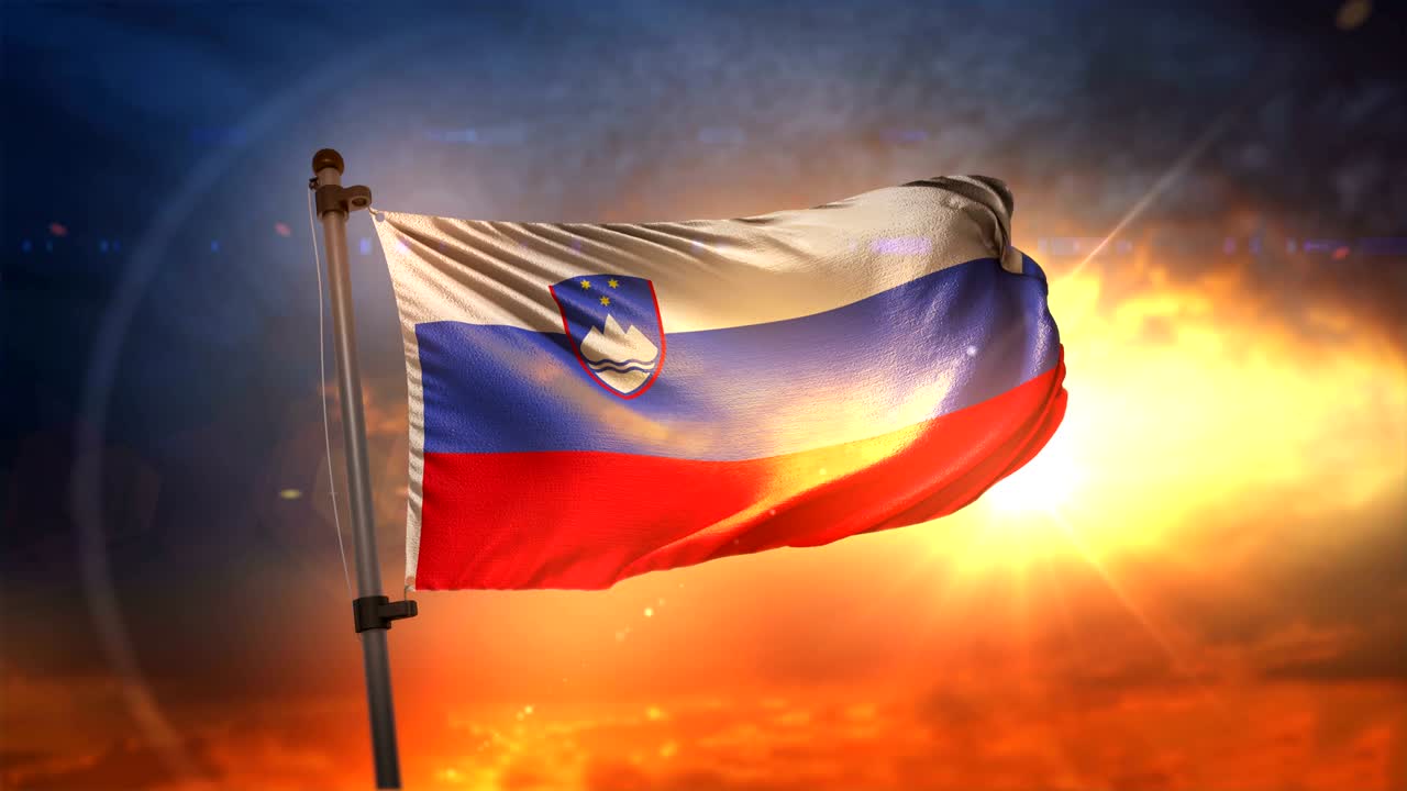 Slovenya Bayrağı, güzel gün doğumunda arkadan aydınlatmalı, döngüsel yavaş çekim 4K.