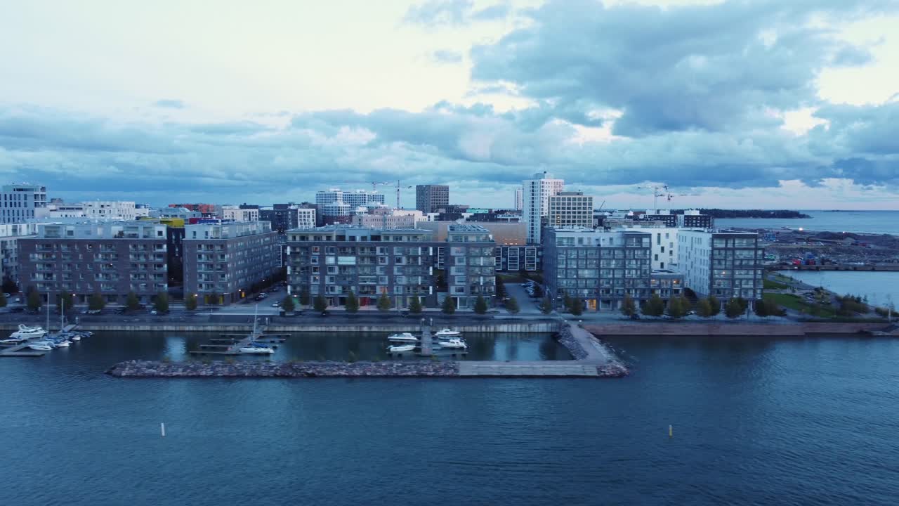 carretilla aérea a lo largo de una pequeña marina en la orilla del mar báltico en helsinki