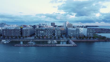 carretilla aérea a lo largo de una pequeña marina en la orilla del mar báltico en helsinki