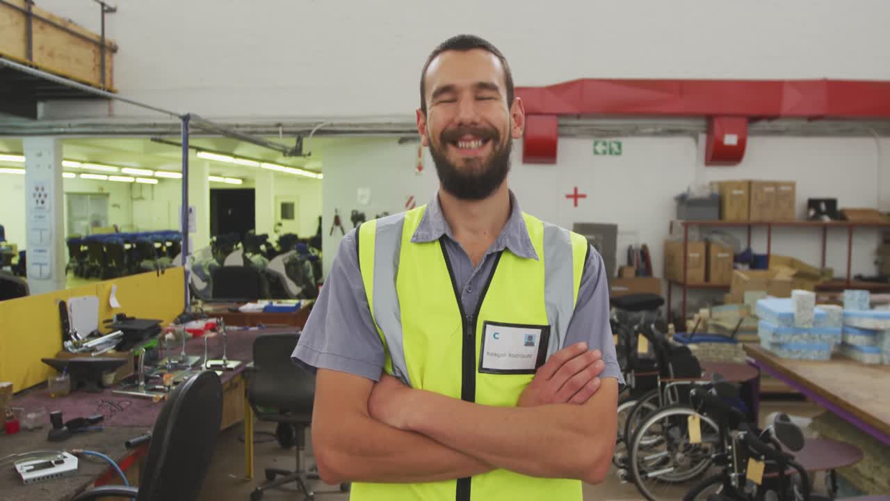Lavoratore che cammina verso la telecamera