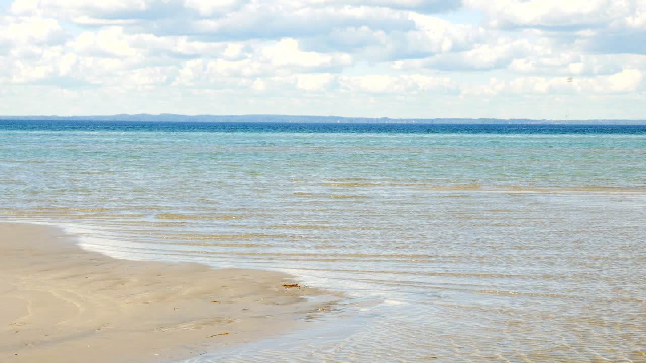 276 해변 근처의 바다에 있는 강