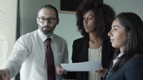 tres gerentes discutiendo el plan de marketing corporativo