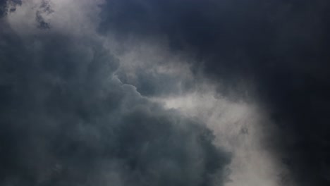 tormentas eléctricas y nubes oscuras moviéndose en el cielo