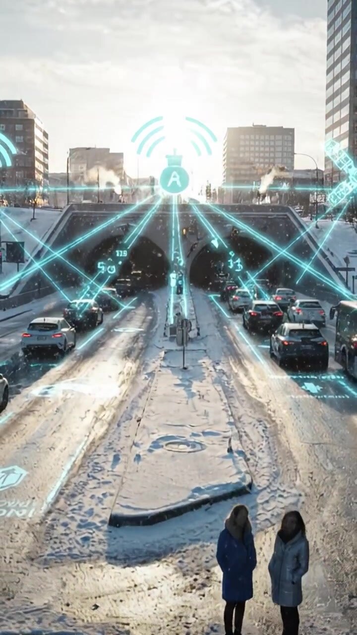 Una Scena Urbana Invernale che Mostra Due Donne su una Strada Innevata con Traffico ed Elementi Digitali Futuristici Sovrapposti che Rappresentano Connettività e Tecnologia Smart City