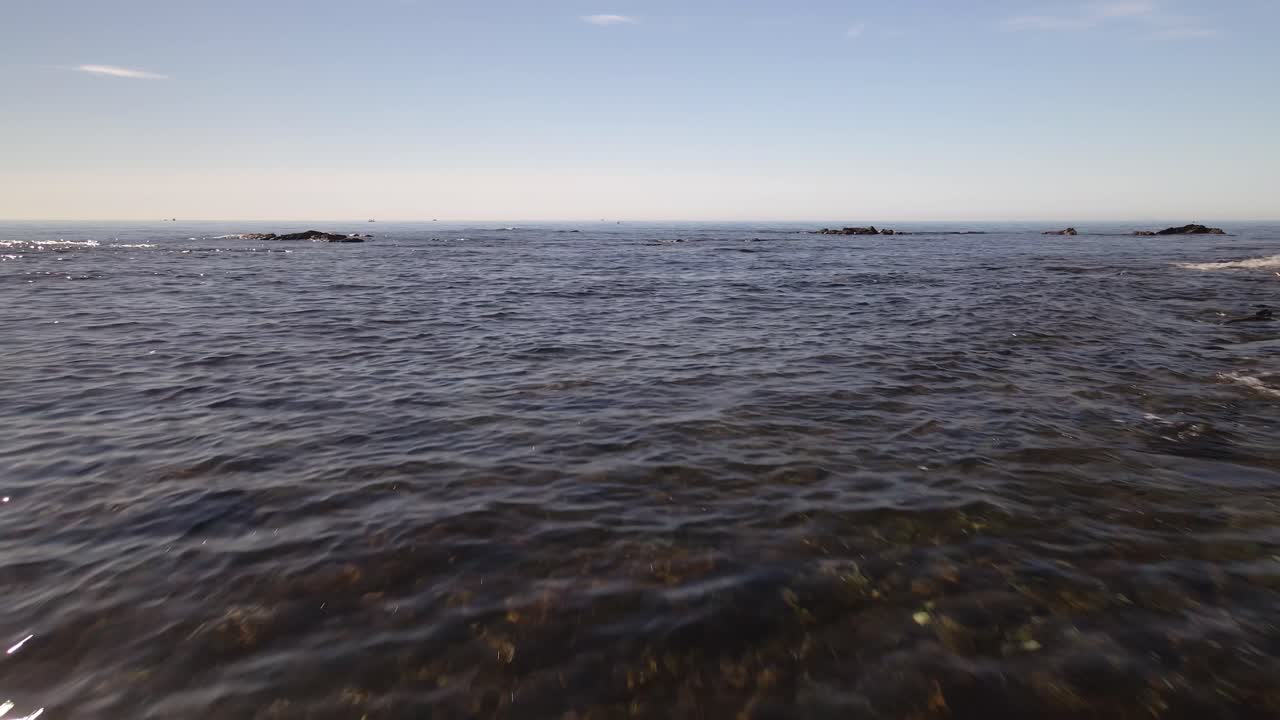 앞으로 나아가는 바다의 파도의 긴 전망