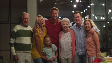 una familia feliz cenando juntos.