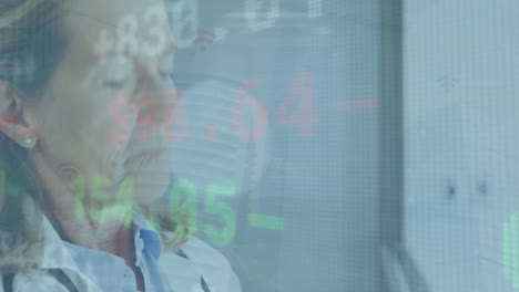 animación del procesamiento de datos del mercado de valores sobre una doctora caucásica de alto nivel.