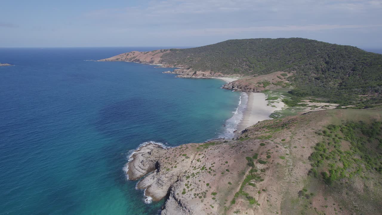 playa turística en wreck bay, great keppel island en queensland, australia - retirada aérea