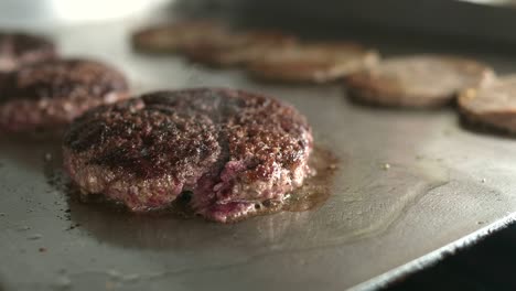 panes y hamburguesas en superficie caliente