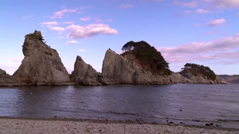 hermoso paisaje en la playa de geoparque jodagahama en un día parcialmente nublado
