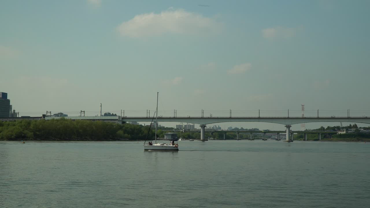 서울 마리나 클럽 근처 한강에서 개인 크루즈 동안 작은 요트의 뱃머리에 앉아 한국 커플 실루엣