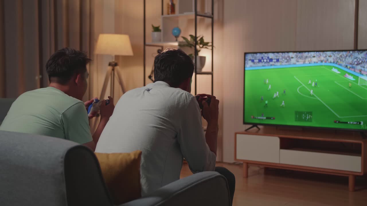 Amici che guardano un videogioco di calcio a casa