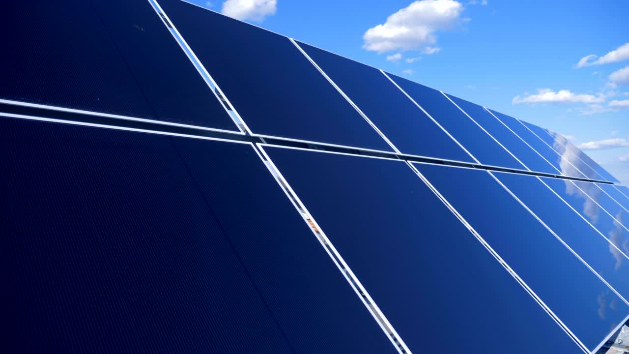 los paneles solares modernos, de cerca. las nuevas baterías solares recogen energía afuera.