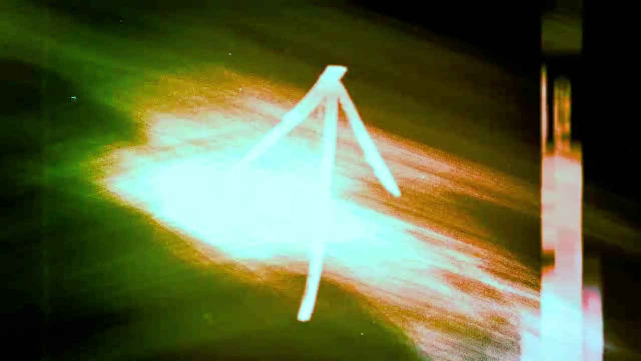Strisce di luce verde astratte che si muovono su sfondo nero.