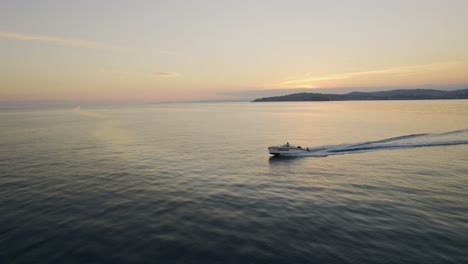 Schnellbootfahrt-In-Richtung-Sonnenuntergang-Im-Mittelmeer