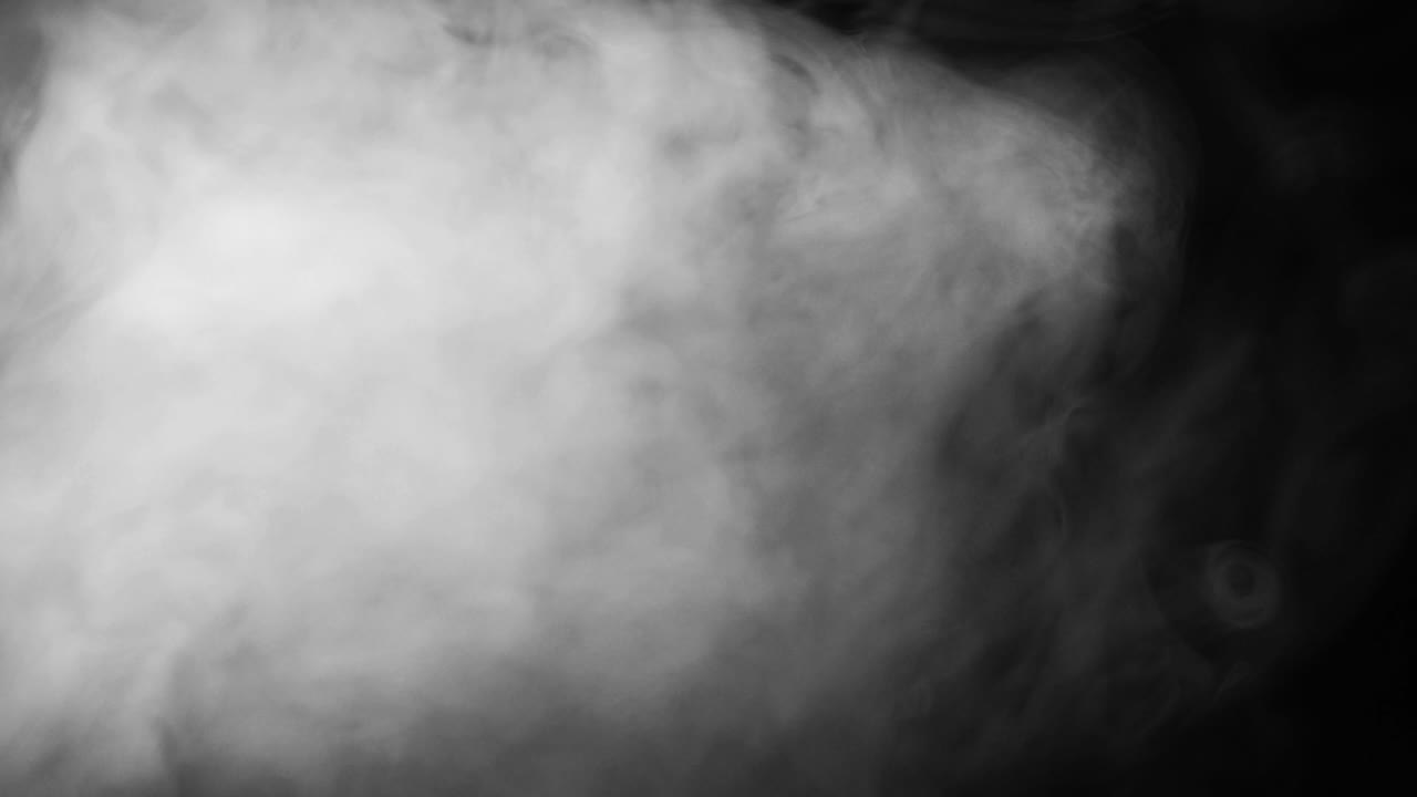 Fumée blanche se propageant et se dissipant sur fond noir