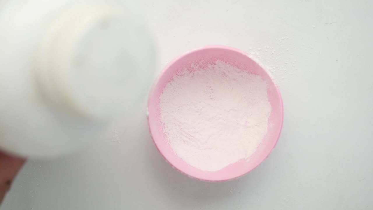 아기 가루가 그에 부어집니다.