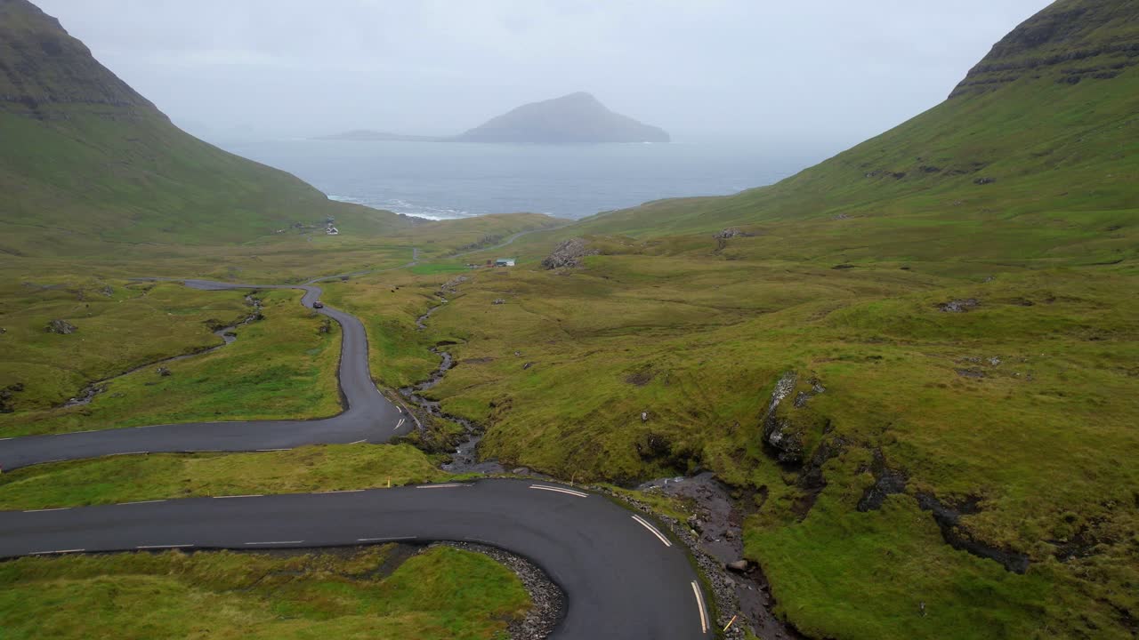 노르다달스카드, 스트레이모이, 페로 제도에서  ⁇ 고 있는 여성