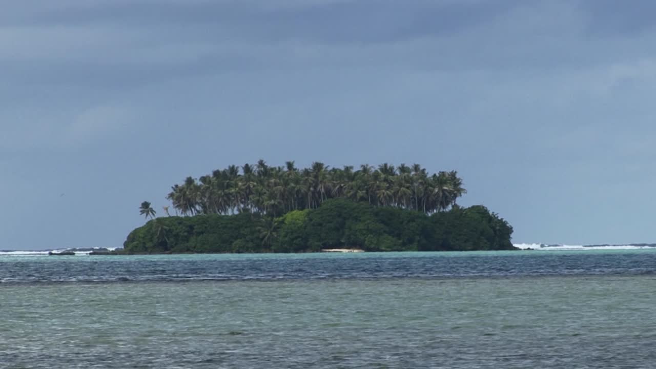 pequeña isla con palmeras cerca de la isla de raiatea, polinesia francesa