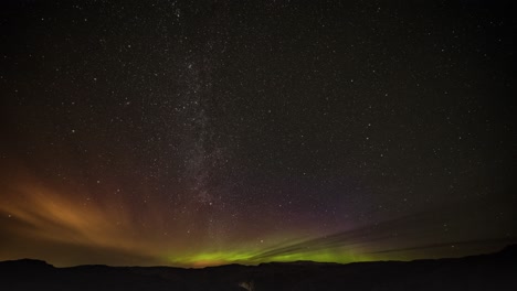 fascinante lapso de tiempo de día y noche de la vía láctea y la aurora boreal en el oscuro cielo nocturno sobre el valle.