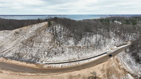 Große-Dünen-Säumen-Die-Küste-Des-Michigansees-Und-Nähern-Sich-Bei-Kleinem-Wintergewitter