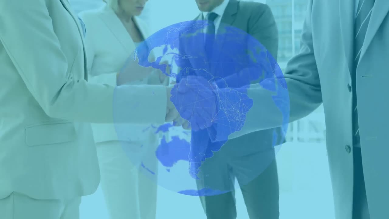 다민족 사업가들의 그룹이 세계를 회전시키기 위해 손을 흔들고 있습니다.