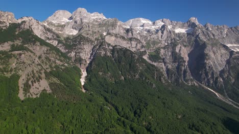 alpes de albania, hermosas montañas con laderas rocosas, verdes prados y bosques salvajes
