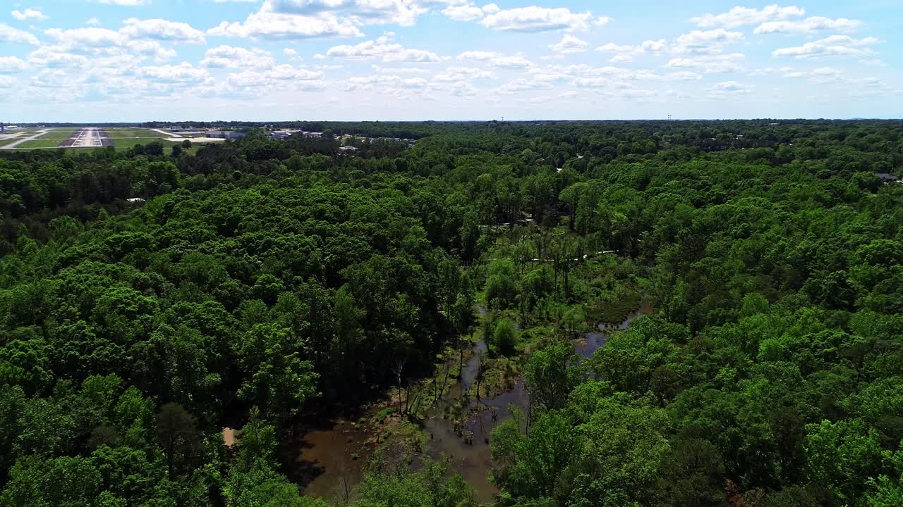 imagen de un avión no tripulado de la reserva natural de conestee en greenville, sc.